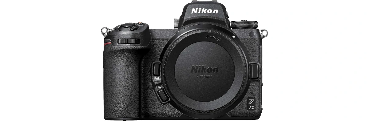 L'appareil photo hybride Nikon Z7ii vu de face sur fond blanc.