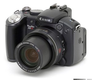 Photographie d'un appareil photo de type bridge de la marque Canon powershot S5IS, utilisable pour réaliser de la macrophotographie.
