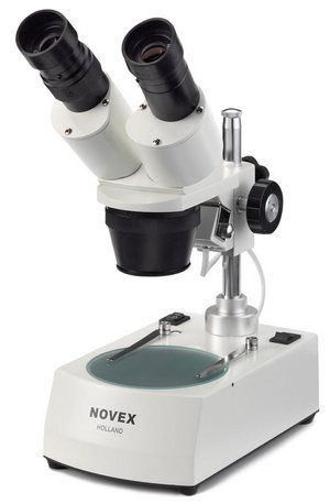 Loupe binoculaire de la marque Novex permettant de photographie de très prêt de petits objets et insectes en macrophotographie en adaptant un appareil photo compact sur l'un des oculaires.