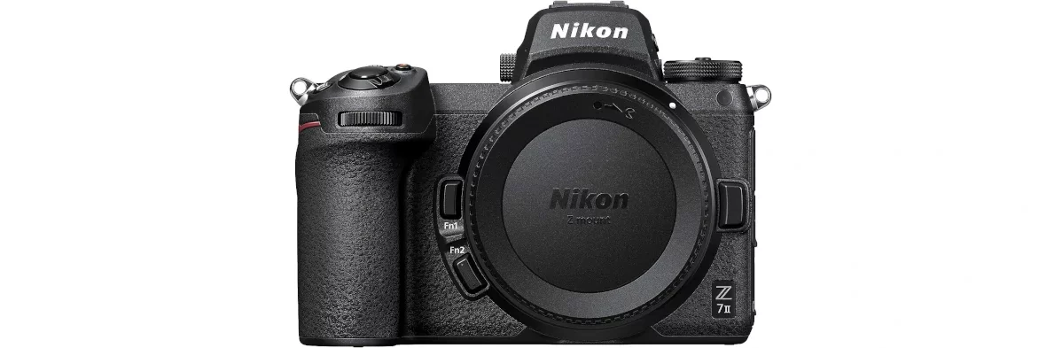 L'appareil photo hybride Nikon Z7ii vu de face sur fond blanc.